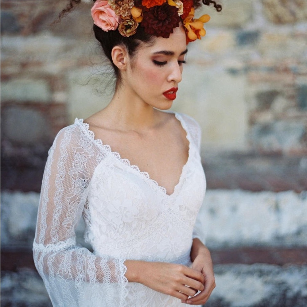 Elegant White Lace Wedding Dress - Picture 3 of 6